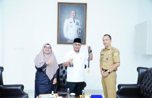 Lurah Balai Agung Musmulyadi Raih Penghargaan Paralegal Justice Award 2023, Pj Bupati Muba Apriyadi Berikan Hadiah Umroh Gratis