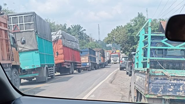 IMG-20230626-WA0077 Bersama Warga, Pj Bupati Apriyadi Susuri Kebun Sawit