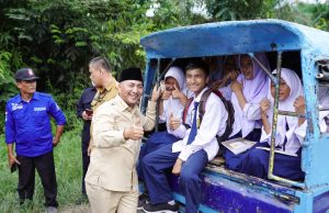 Turun dari Mobdin, Pj Bupati Apriyadi Urai Kemacetan di Jalan Lintas Baylen