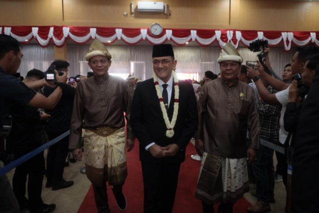 sekda-sumsel-edward-candra-wakili-pj-gubernur-hadiri-paripurna-hari-jadi-kabupaten-oku-timur-ke-21-tahun-2025