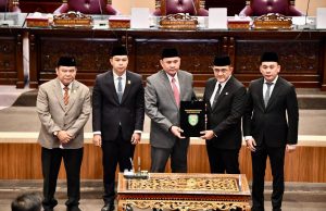 DPRD Provinsi Tandatangani Berita Acara Penetapan HDCU Sebagai Gubernur dan Wagub Sumsel Terpilih Periode 2025-2030