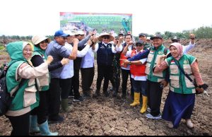 Gubernur Herman Deru Motoran ke Banyuasin, Tanam Padi, Safari Jumat, hingga Tinjau Kampung Wisata Al-Munawar