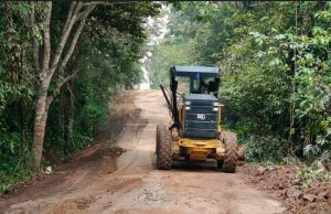 Bupati Toha Tohet Langsung Eksekusi Perbaikan Jalan Strategis Lawang Wetan